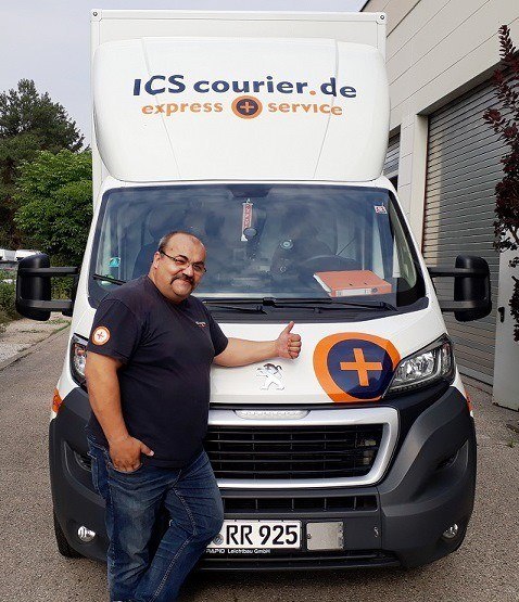 ICS Koffersprinter mit Mitarbeiter